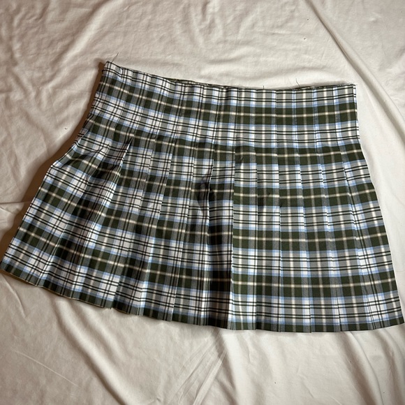 Short Clueless vibes skirt. Fit is smaller, closer to fitting like 14. Not worn. - Picture 3 of 4